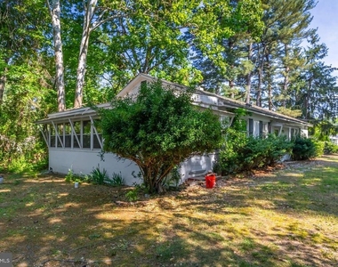 1100 Woodlawn Avenue - Photo Thumbnail 13