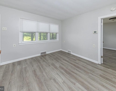 1100 Woodlawn Avenue - Photo Thumbnail 10