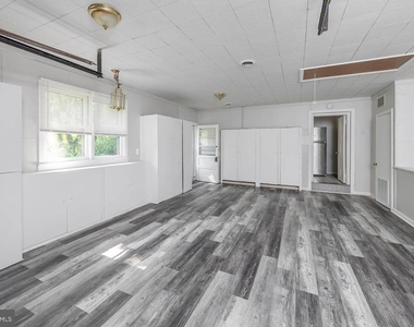 1100 Woodlawn Avenue - Photo Thumbnail 5