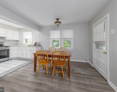 1100 Woodlawn Avenue - Photo Thumbnail 3