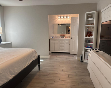 2902 W Straford Drive - Photo Thumbnail 18