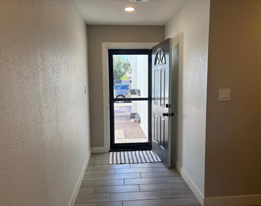 2902 W Straford Drive - Photo Thumbnail 2