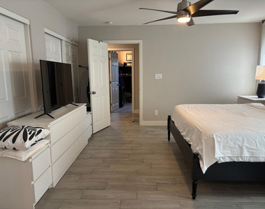 2902 W Straford Drive - Photo Thumbnail 17