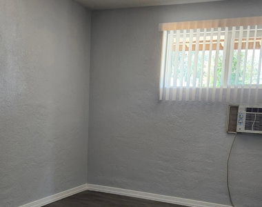 2645 W Morten Avenue - Photo Thumbnail 5