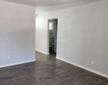 2645 W Morten Avenue - Photo Thumbnail 4