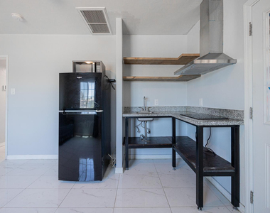 4001 N 15th Avenue - Photo Thumbnail 7