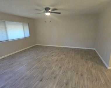 10601 W Bolivar Drive - Photo Thumbnail 12