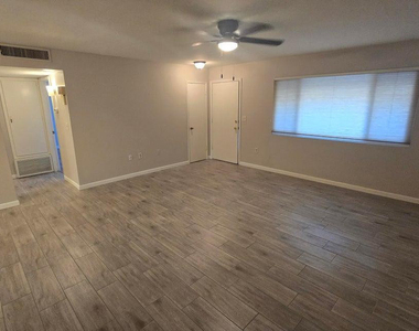 10601 W Bolivar Drive - Photo Thumbnail 8