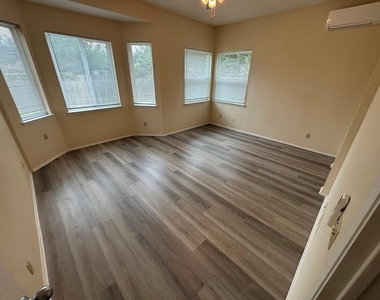 10911 Grassmere Ct - Photo Thumbnail 14