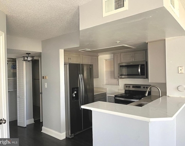 1005 Summerglenn Court - Photo Thumbnail 3