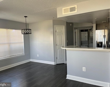 1005 Summerglenn Court - Photo Thumbnail 7