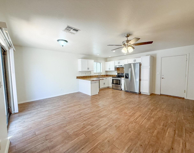 15626 N 29th Way - Photo Thumbnail 3