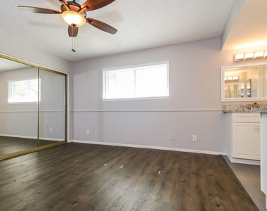 1323 W Rosemonte Drive - Photo Thumbnail 7