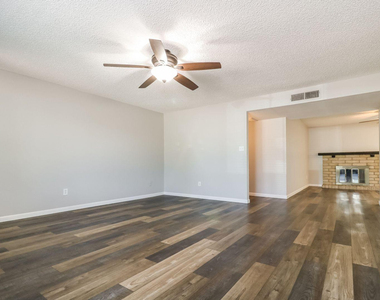 1323 W Rosemonte Drive - Photo Thumbnail 4