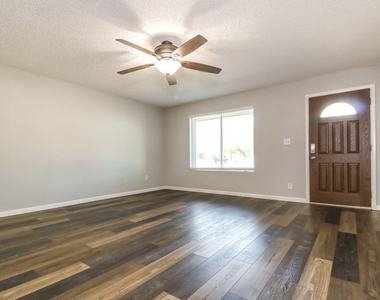 1323 W Rosemonte Drive - Photo Thumbnail 3