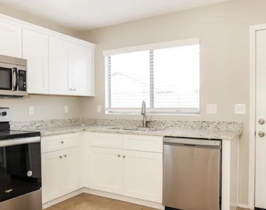 8610 W Eva Street - Photo Thumbnail 4