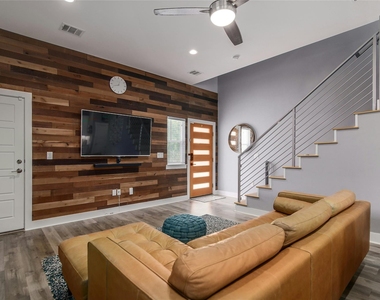 7607 Providence Ave - Photo Thumbnail 11