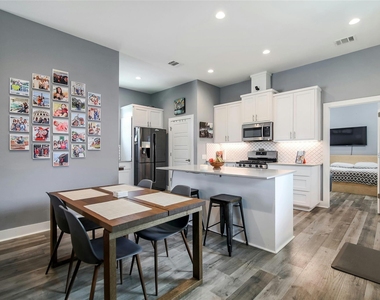 7607 Providence Ave - Photo Thumbnail 4