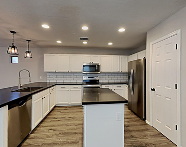 7218 S 37th Drive - Photo Thumbnail 2