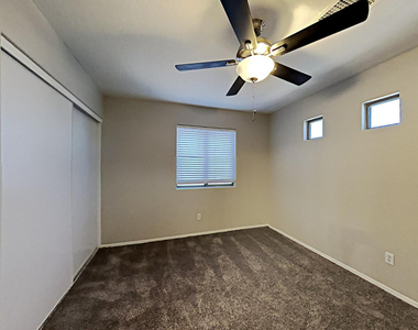 7218 S 37th Drive - Photo Thumbnail 8