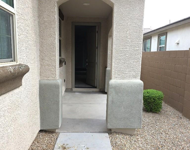 10826 W Polk Street - Photo Thumbnail 2