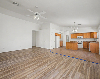 4649 E Augusta Avenue - Photo Thumbnail 12