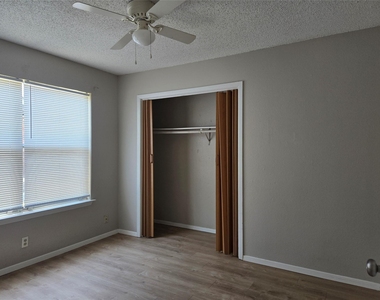 1011 Ridgemont St - Photo Thumbnail 3
