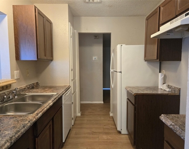 1011 Ridgemont St - Photo Thumbnail 9