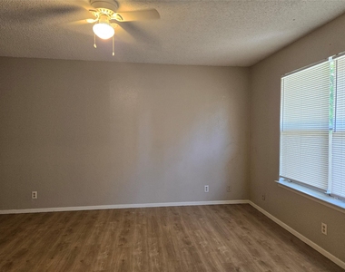1011 Ridgemont St - Photo Thumbnail 8