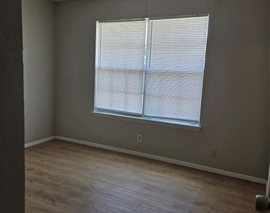 1011 Ridgemont St - Photo Thumbnail 5