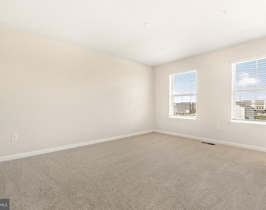 450 Herringbone Way - Photo Thumbnail 23