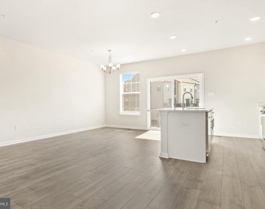 450 Herringbone Way - Photo Thumbnail 7