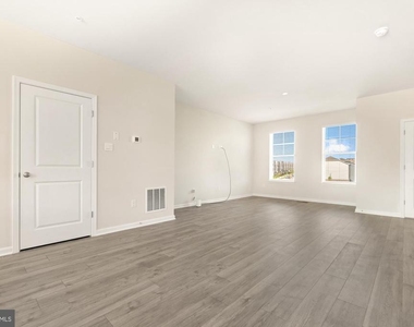 450 Herringbone Way - Photo Thumbnail 4