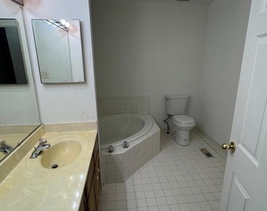 9324 Town Place Drive - Photo Thumbnail 16