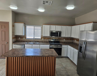 36337 W Velazquez Drive - Photo Thumbnail 8