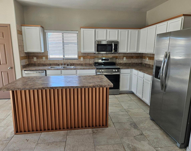 36337 W Velazquez Drive - Photo Thumbnail 7