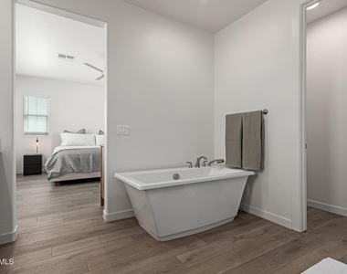 3746 E Earll Drive - Photo Thumbnail 16