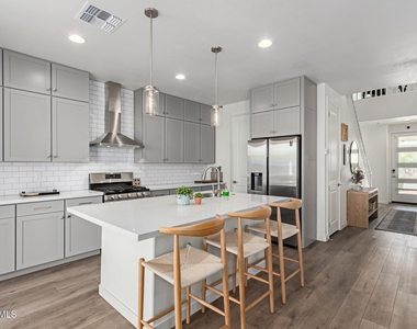 3746 E Earll Drive - Photo Thumbnail 2