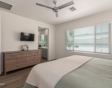 3746 E Earll Drive - Photo Thumbnail 12