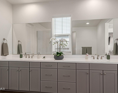 3746 E Earll Drive - Photo Thumbnail 14