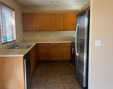 1006 S Slater Circle - Photo Thumbnail 5