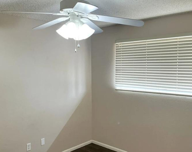 4322 E Villa Maria Drive - Photo Thumbnail 7