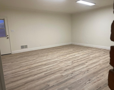 531 E Laguna Drive - Photo Thumbnail 8