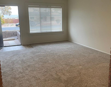 531 E Laguna Drive - Photo Thumbnail 4