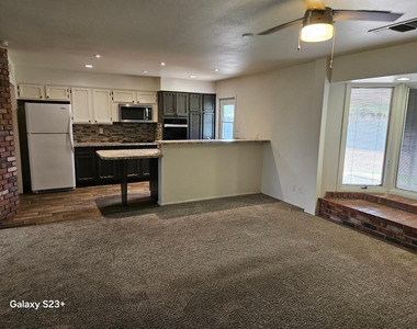531 E Laguna Drive - Photo Thumbnail 12