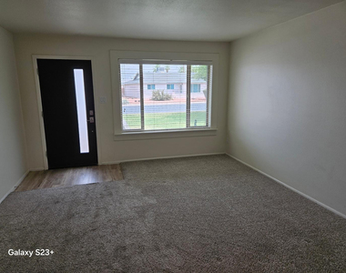 531 E Laguna Drive - Photo Thumbnail 5