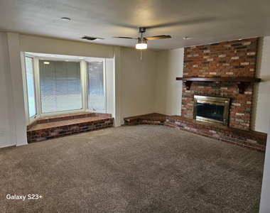 531 E Laguna Drive - Photo Thumbnail 9