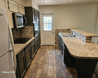 531 E Laguna Drive - Photo Thumbnail 15