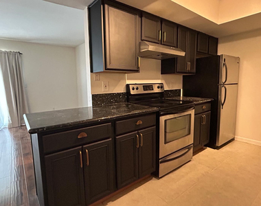 740 W Elm Street - Photo Thumbnail 6