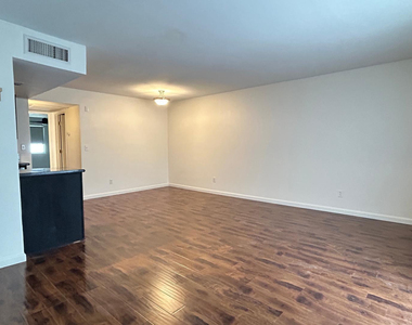 740 W Elm Street - Photo Thumbnail 3